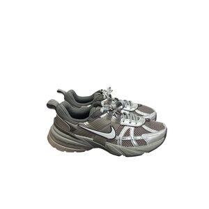 Nike Men’s Gray & Silver V2K Run Sneakers Size 7